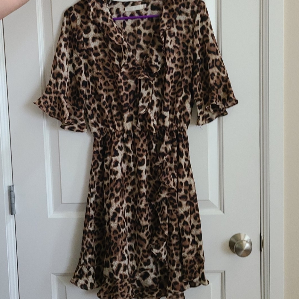 Cheetah dress with frilly sleeves + detail